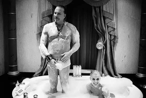 Брайан Адамс фотографирует знаменитостей