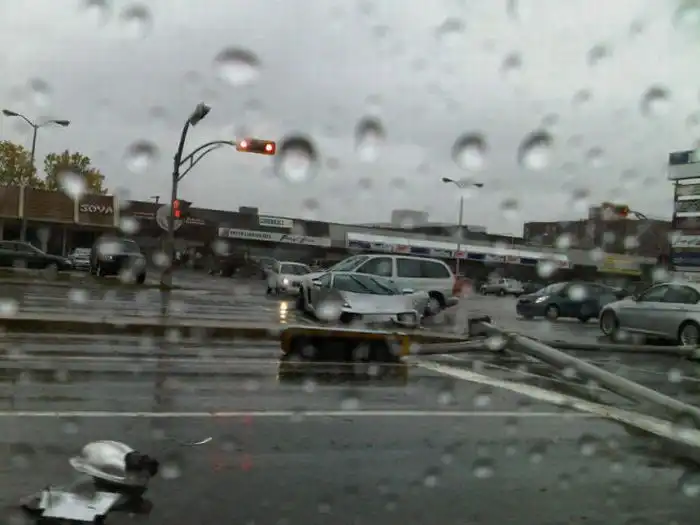 Столб стал помехой для тест-драйва Lamborghini (