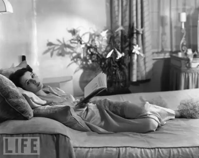 Винтажные красотки на кровати