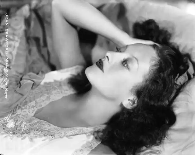 Винтажные красотки на кровати