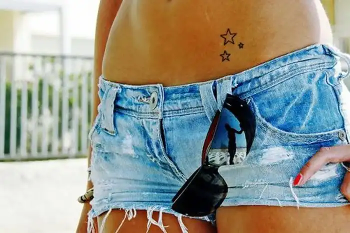 Девушки в джинсовых шортах