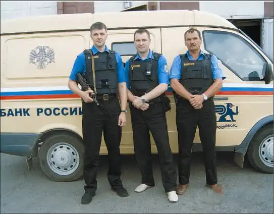 Инкассаторы рассыпали деньги.