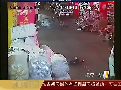 В Китае два автомобиля переехали девочку, люди просто проходили мимо