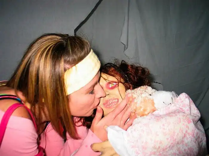 Целующие девушки Ночь Всех Святых