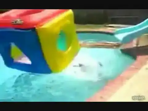 Смешная нарезка неудач девушек в бикини