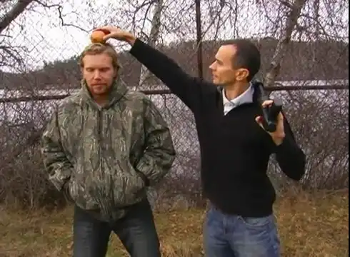 Выстрел с разворота по яблоку