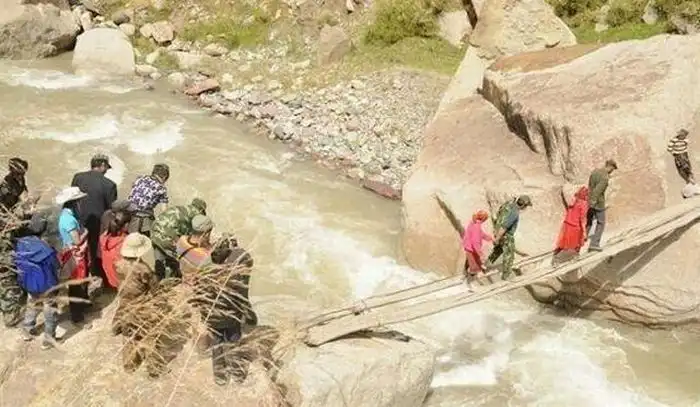 Тяжелый путь в школу (мини пост)