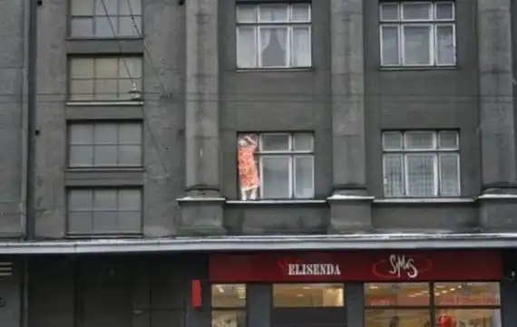 Что она там делает???