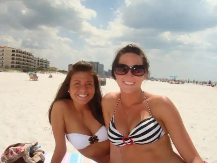 Девушки из группы поддержки в бикини