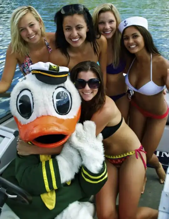 Девушки из группы поддержки в бикини