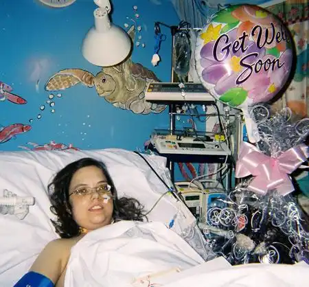 Девушка не чувствует голода и жажды после 15 лет питания через трубку