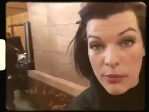 Мила Йовович на станции "Арбатская".