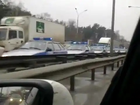 Откуда взялось такое количество полицейских автомобилей?