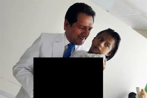 Девочка-инвалид с синдромом Тетра-Амелия