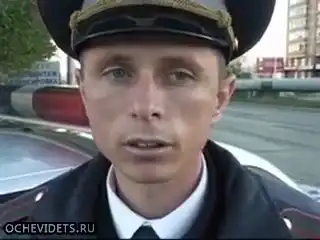 Пьяный мотоциклист дерётся с ДПС.