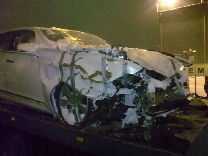 Фото разбитого об Ford и дерево LEXUS LS600HL Павла Дурова