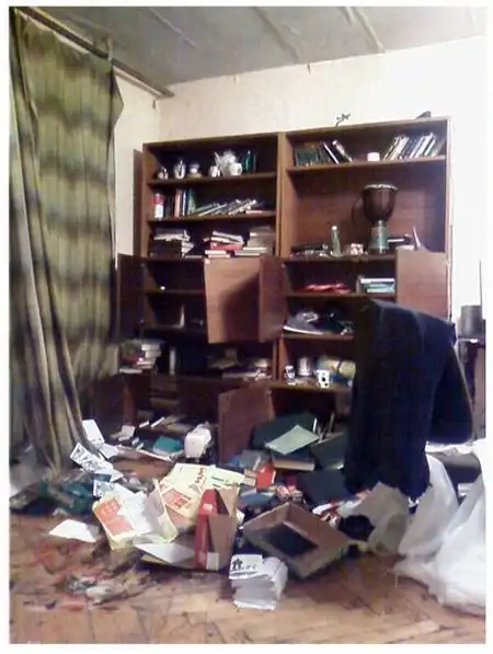 Как выглядит квартира после обыска (4 фото)