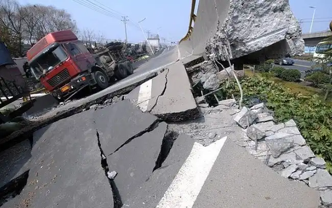 Обрушение автомобильной эстакады в Китае