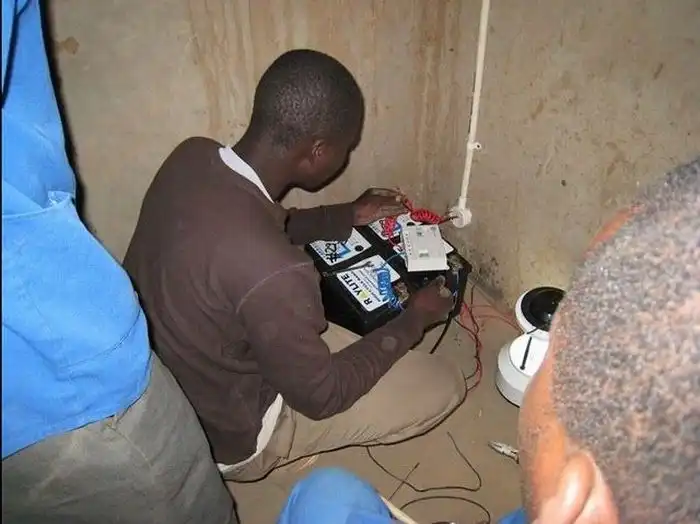 Африканец построил из мусора ветряную электростанцию