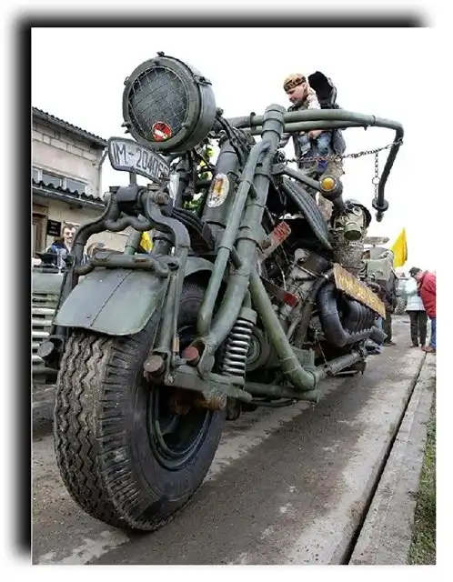 Мотоцикл-монстр с двигателем от советского танка