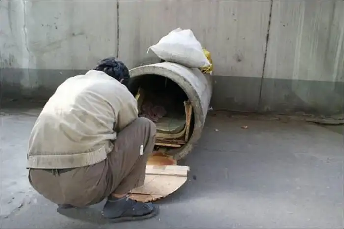 Жизнь в бетонной трубе (2 фото)