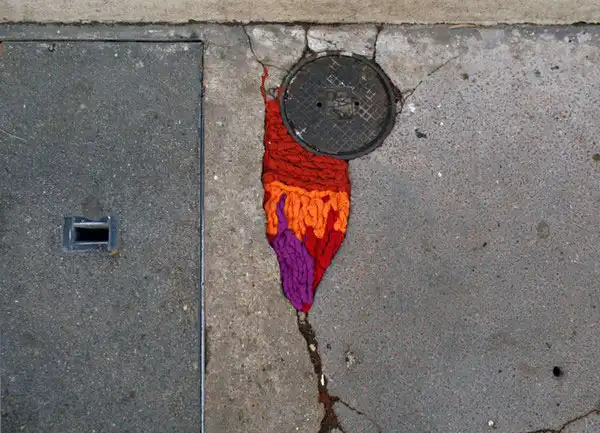 Цветные разломы в асфальте