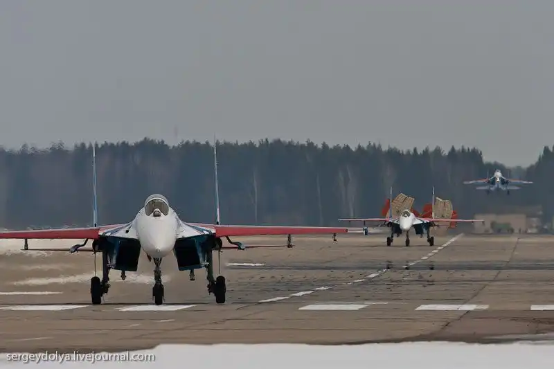 Показательные выступления Русских Витязей и Стрижей