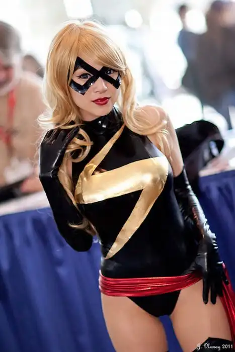 Девушки с фестиваля косплея WonderCon