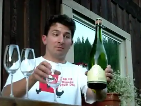 Эффектный способ открывать шампанское