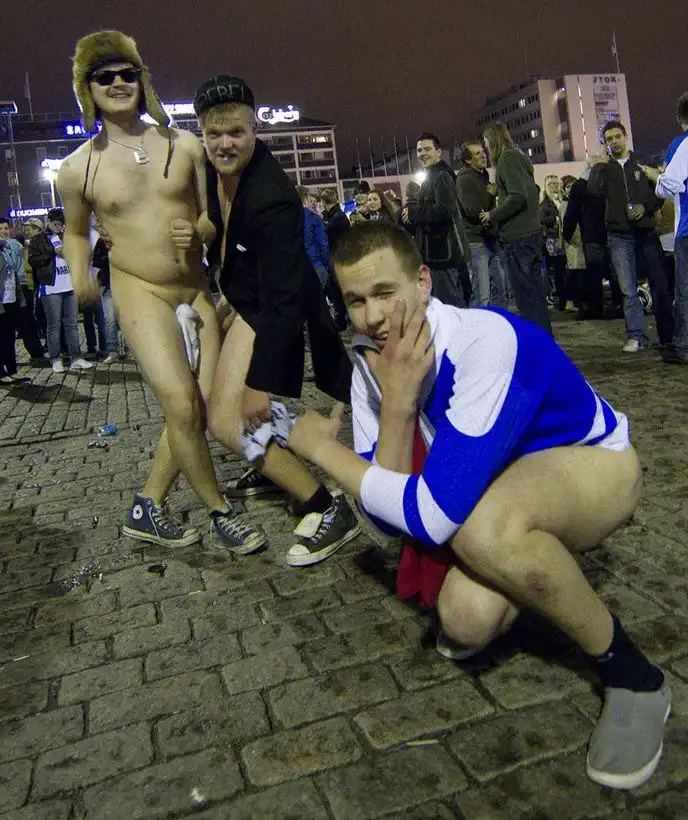 Радость финнов после победы в хоккее