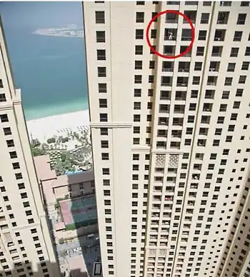 Самые необычные случаи мытья окон