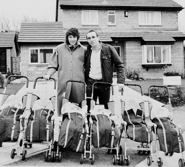 Шесть красавиц у крыльца одинаковых с лица