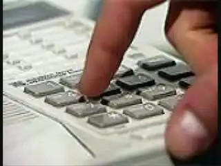 Мужик по телефону договаривается с проститутками