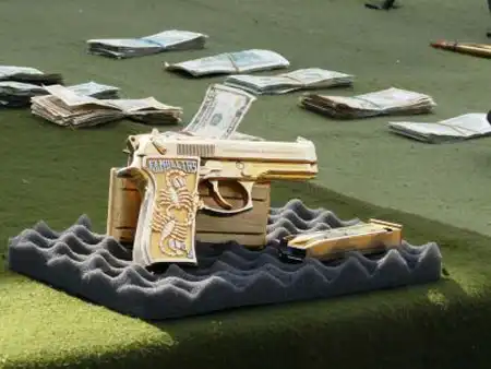 Фоторепортаж с выставки оружия мексиканской мафии