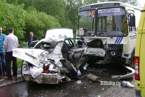 В Томске «Тойота Королла» влетела во встречный ПАЗ