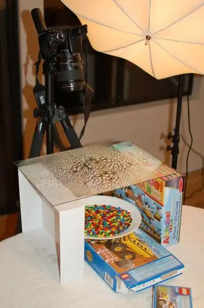 Шедевр из тарелки, конфет и мокрого стекла (3 фото)