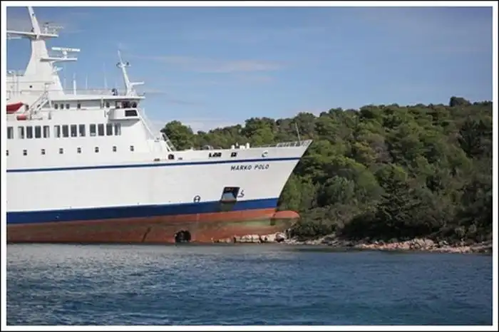 Пьяный капитан посадил корабль на мель