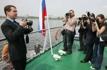 Сколько стоит фототехника Медведева?Фоторепортаж