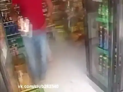 Продавец в египетском магазине Оо