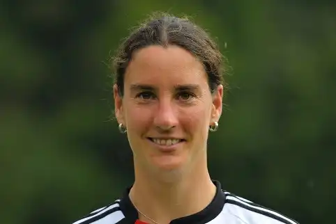 Звезда мирового футбола и сборной Германии Биргит Принц завершает карьеру игрока