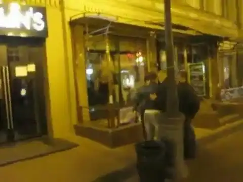 Парень троллит гопоту