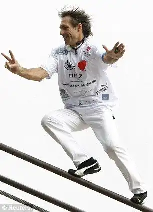 Верхом на канатной дороге (6 фото)