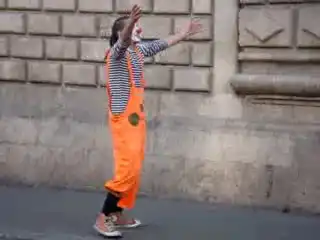 Вот так в испании издеваются над людьми))