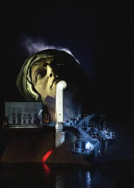 Гигантская оперная сцена на озере