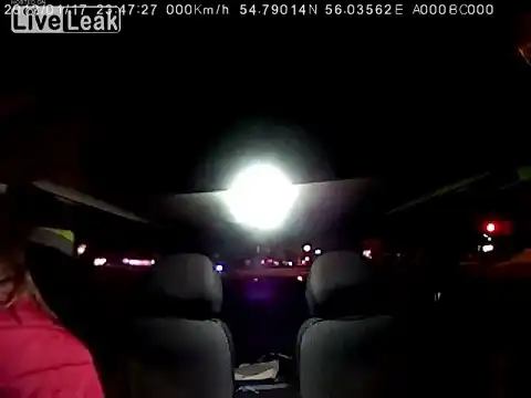 Девушка закатила истерику в полицейской машине