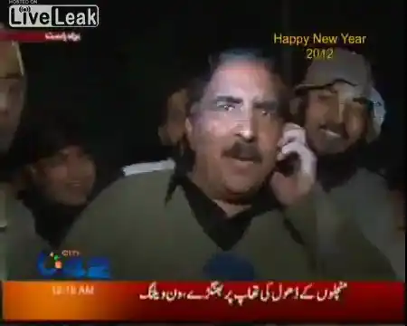 Репортер ударил парня микрофоном