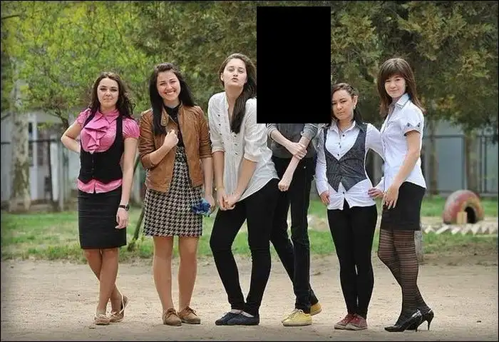 Девушка с необычной шеей