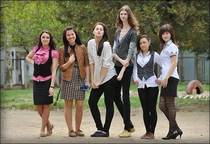 Девушка с необычной шеей