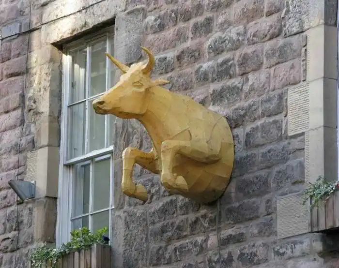 Реалистичные скульптуры и забавные памятники