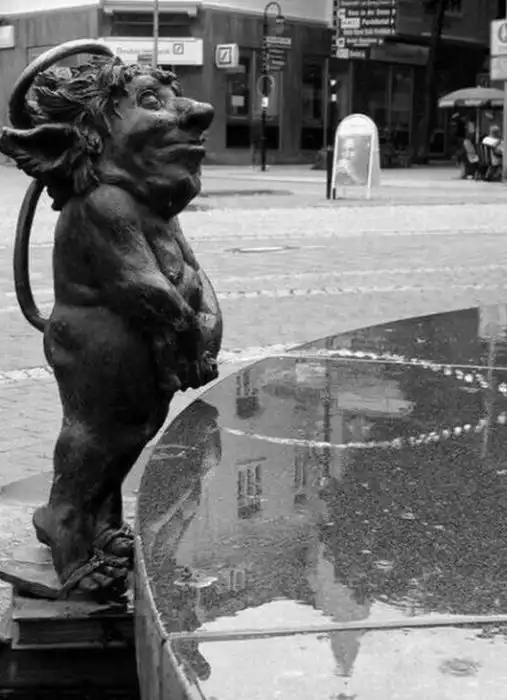 Реалистичные скульптуры и забавные памятники